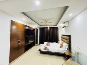 Deluxe Double Room - Roomshala 087 Green High (New Delhi)