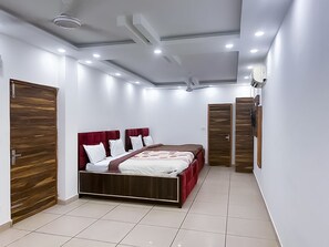 Deluxe Double Room - Roomshala 087 Green High (New Delhi)