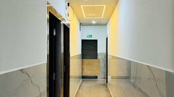 Een 32-inch flatscreentelevisie met kabelzenders