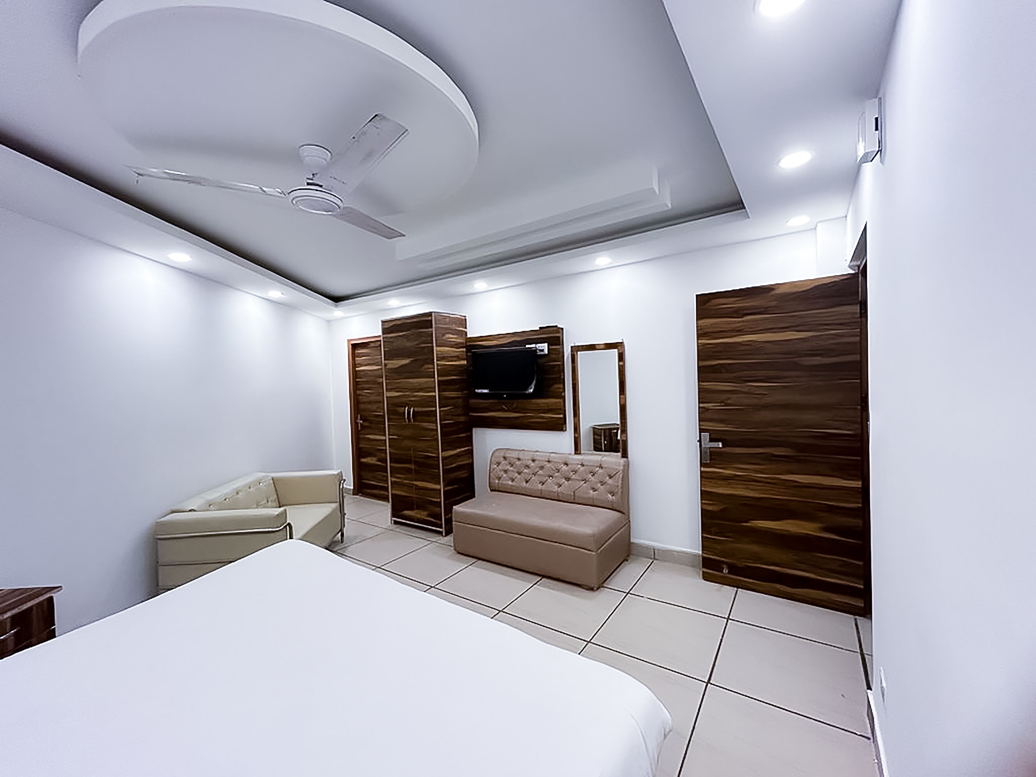 Egyptian cotton sheets, premium bedding, soundproofing, free WiFi