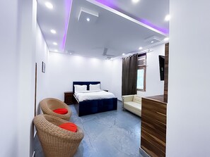 Egyptian cotton sheets, premium bedding, soundproofing, free WiFi