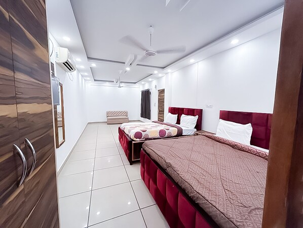 Deluxe Double Room | Egyptian cotton sheets, premium bedding, soundproofing, free WiFi - Roomshala 087 Green High (New Delhi)
