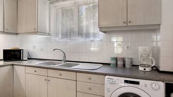 Frigorífico, microondas, horno y placa de cocina