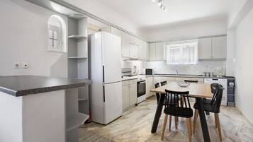 Frigorífico, microondas, horno y placa de cocina