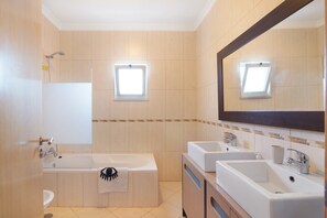 Bathtub, hair dryer, towels - Villa "Casa Palma" with Private Pool & 3 Private Terraces (Paderne)
