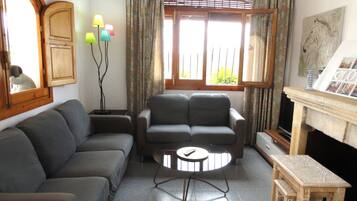 Una televisión, una chimenea