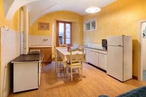 Kühlschrank, Mikrowelle, Herdplatte, Wasserkocher mit Kaffee-/Teezubehör