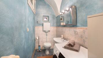 Dusj, hårføner og håndklær