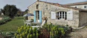 Holiday Home 'La Vignentaise' with Terrace, Shared Pool and Wi-Fi