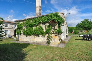 Outdoor dining - Holiday Home 'La Vignentaise' with Terrace, Shared Pool and Wi-Fi (Bois)