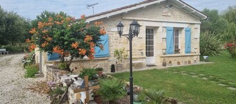 Vakantiehuis 'La Vignentaise' met Terras, Gedeeld Zwembad & WiFi