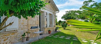 Holiday Home 'La Vignentaise' with Terrace, Shared Pool and Wi-Fi