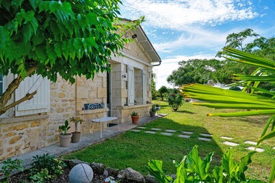 Holiday Home 'La Vignentaise' with Terrace, Shared Pool and Wi-Fi