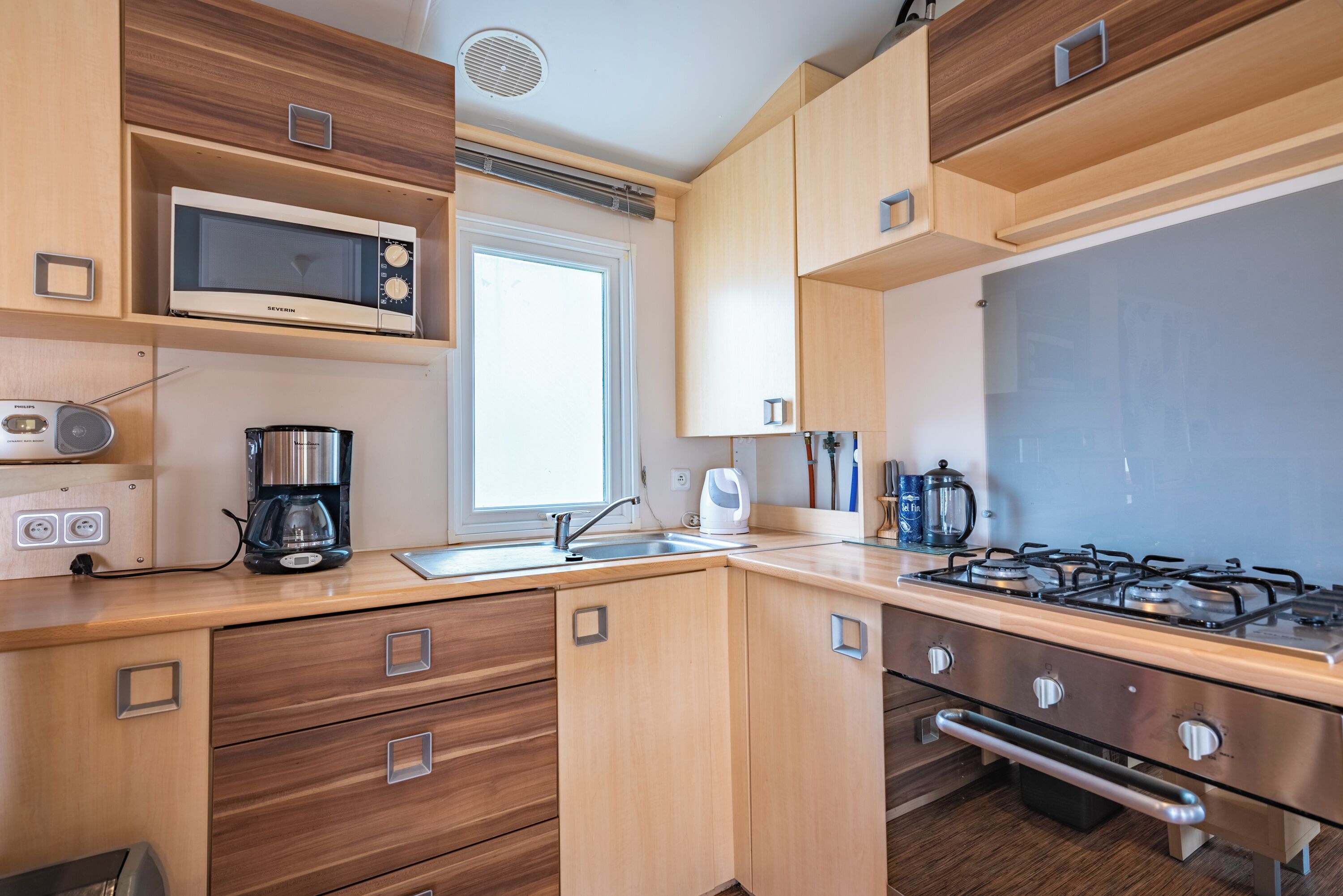 Réfrigérateur, micro-ondes, four, plaque de cuisson