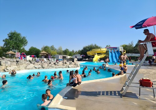 Caravan &#x27;Mobil-home Excellence - 3 Chambres&#x27; with Shared Pool, Wi-Fi and Air Conditioning