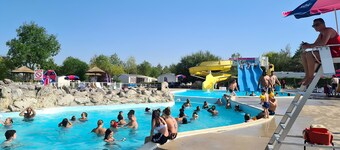 Caravan 'Mobil-home Excellence - 3 Chambres' with Shared Pool, Wi-Fi and Air Conditioning