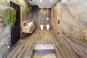 Baignoire, sèche-cheveux, serviettes fournies