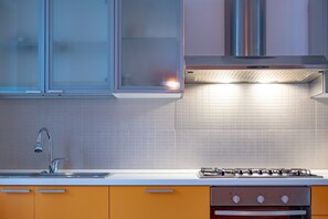 Frigorifero, forno, piano cottura, lavastoviglie