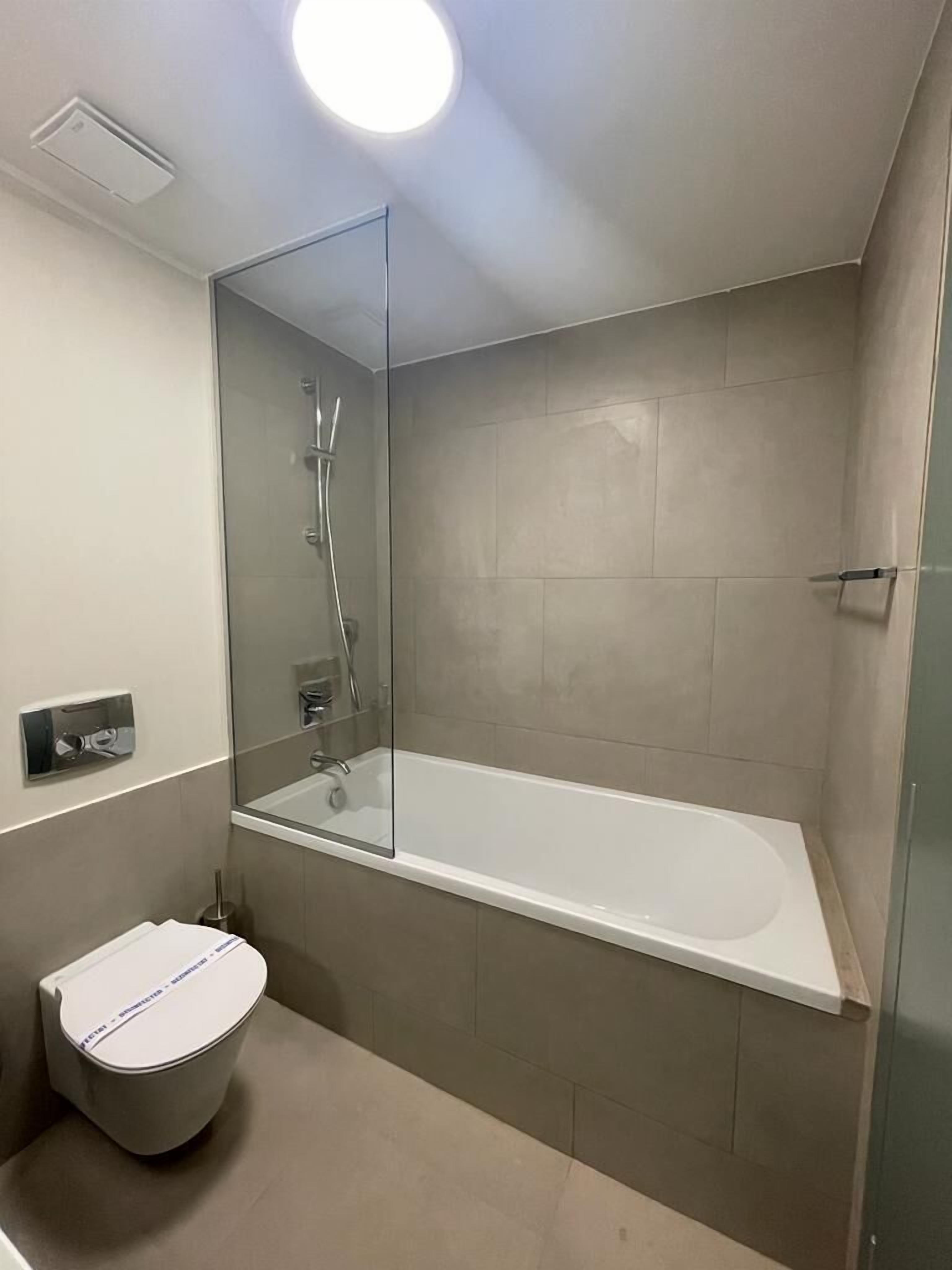 Deluxe Twin Room | Bathroom | Rainfall showerhead, free toiletries, hair dryer, bathrobes