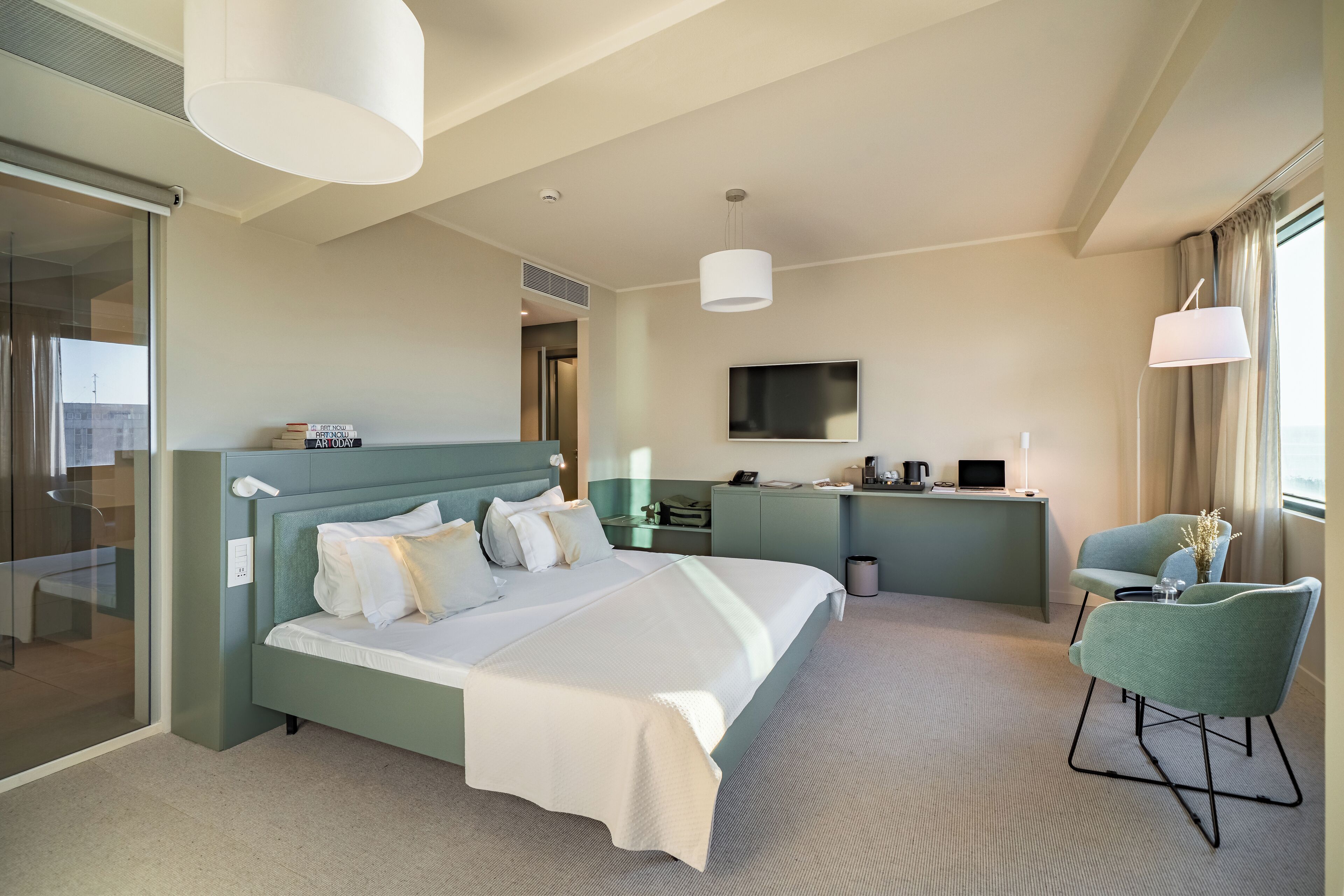 ジュニア ルーム | バスルーム | レインフォールシャワー、バスアメニティ (無料)、ヘアドライヤー、バスローブ