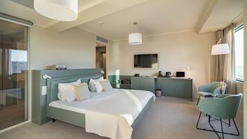 Quarto júnior | Banheiro | Chuveiro com efeito de chuva, produtos de toalete grátis