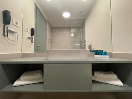 Camera Deluxe con 2 letti singoli | Bagno | Soffione a pioggia, set di cortesia gratuito, asciugacapelli