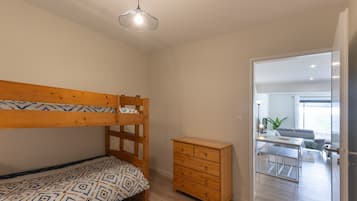 2 habitaciones, tabla de planchar con plancha y ropa de cama