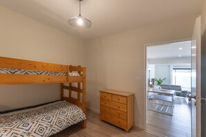 2 bedrooms, iron/ironing board, bed sheets