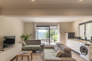 TV - Apartment "Gîte les Monteils" with Mountain View, Private Terrace & A/C (Vesseaux)