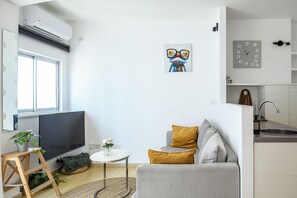 Interior detail - Grand STU SeaView Balcony by Sea N' Rent (Tel Aviv)