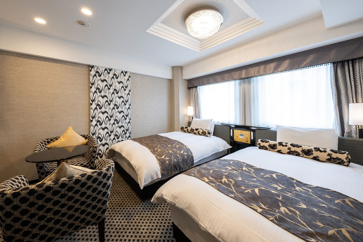 Deluxe Twin Room, Non Smoking | Meja, ruang kerja komputer riba, langsir/tirai gelap terus, kalis bunyi