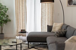 Una Smart TV, libros