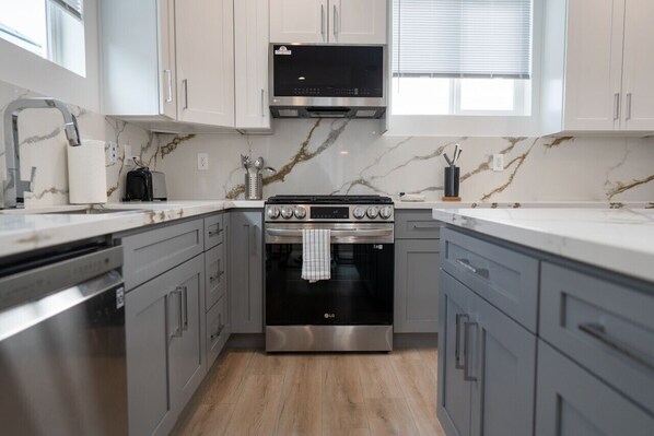 Køleskab, mikrobølgeovn, ovn, kogeplade