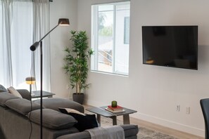 Smart-TV, Tischfußball, Bücher