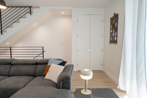 Smart-TV, Tischfußball, Bücher