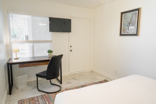 4 habitaciones, escritorio, tabla de planchar con plancha y wifi gratis 