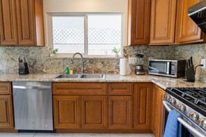 Refrigerador, microondas, horno y parrilla de estufa 