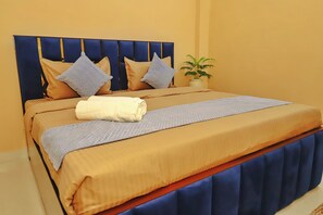 Desk, soundproofing, free WiFi, bed sheets - Roomshala 088 Hotel Green Villa (New Delhi)