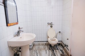 Deluxe Double Room | Bathroom | Shower, slippers, towels - Roomshala 088 Hotel Green Villa (New Delhi)