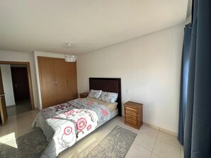 2 chambres, coffres-forts dans les chambres, fer et planche à repasser