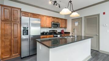 Een koelkast, een microgolfoven, een oven, een kookplaat