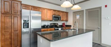 ثلاجة، ميكروويف، فرن، موقد طهي مسطح