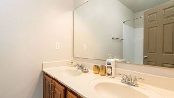 Hårføner, håndklær, såpe og sjampo