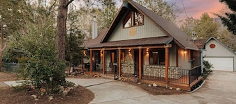 Pendleton Pines | Dogs ok, Sauna, Gated, Jacuzzi!