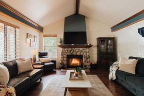 Smart TV, fireplace, video games, DVD player - Pendleton Pines | Dogs ok, Sauna, Gated, Jacuzzi! (Big Bear)