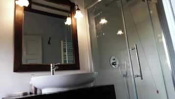 Dusche, Haartrockner, HandtĂŒcher, Seife