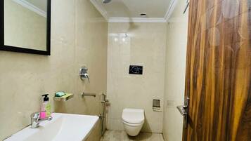 Deluxe-dobbeltværelse | Badeværelse | Bruser, brusehoved med spredningseffekt, badekåber, hjemmesko