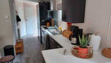 Een koelkast, een kookplaat, een vaatwasser