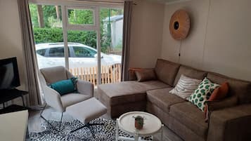 Een televisie en boeken