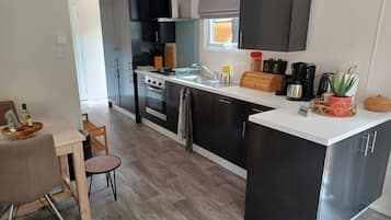 Een koelkast, een kookplaat, een vaatwasser